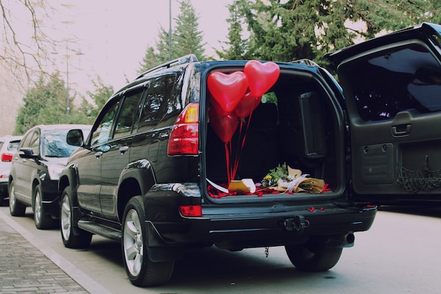 flowers and balloons in the open trunk of the jeep