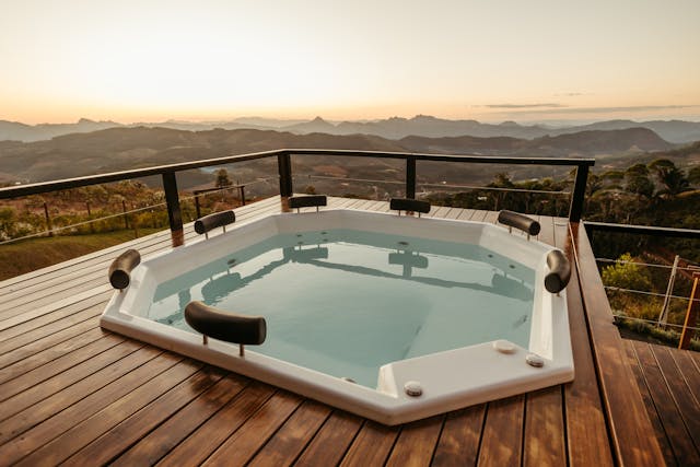 jacuzzi-with-view-on-rolling-landscape