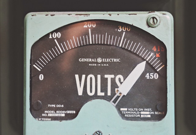 gray-ge-volt-meter